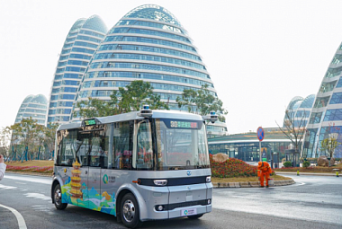 Dongfeng Motor и QCraft запустили автономный автобус Sharing Bus в Ухане